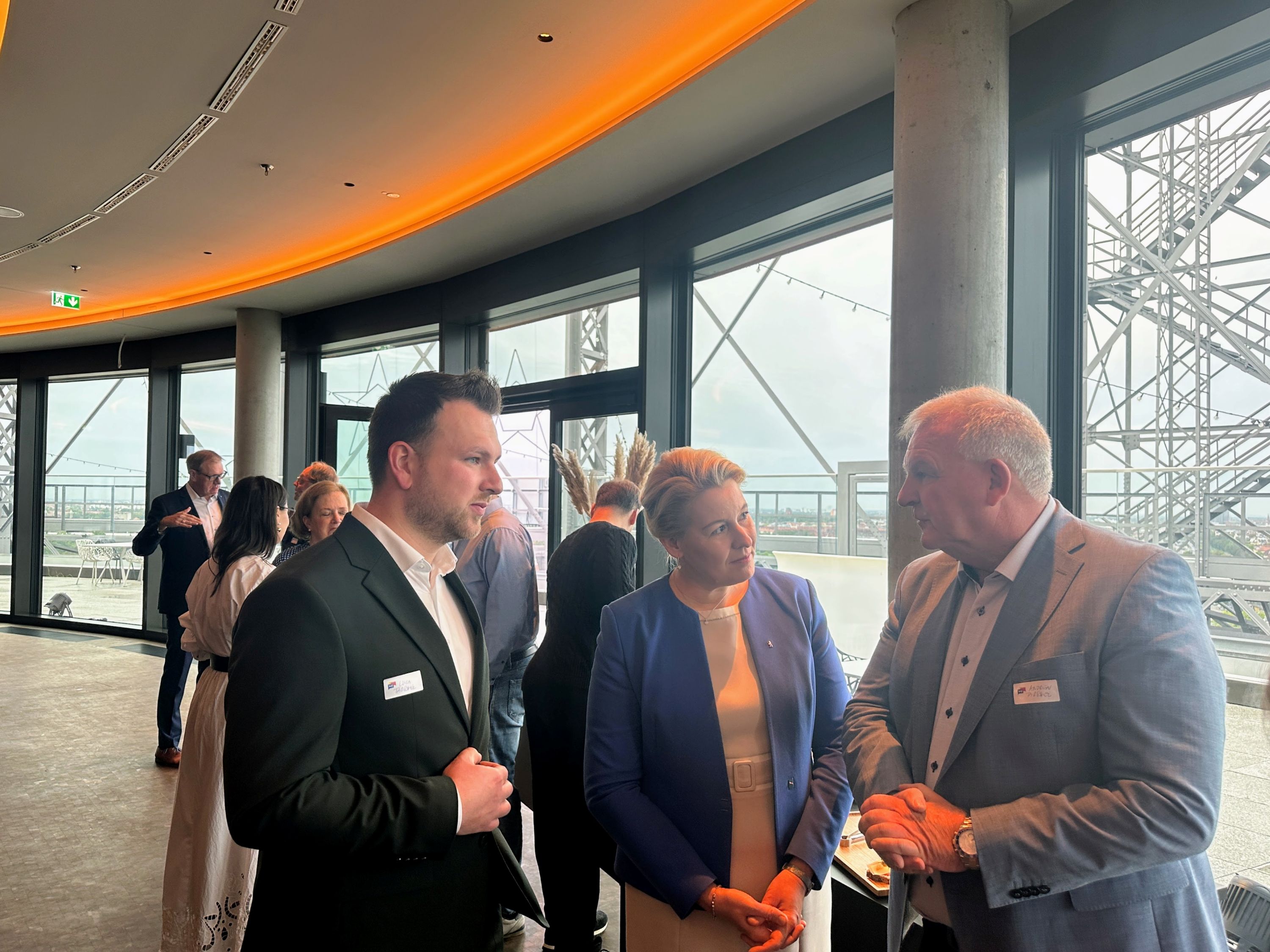 Franziska Giffey im Gespräch mit Luca und Andreas Pirschel (FIV.Energy) über die Rolle smarter Technologien für Berlins Energiewende | BERLINboxx